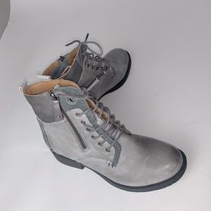 Womens size 8 charcoal grey boots. Brand comfortive.